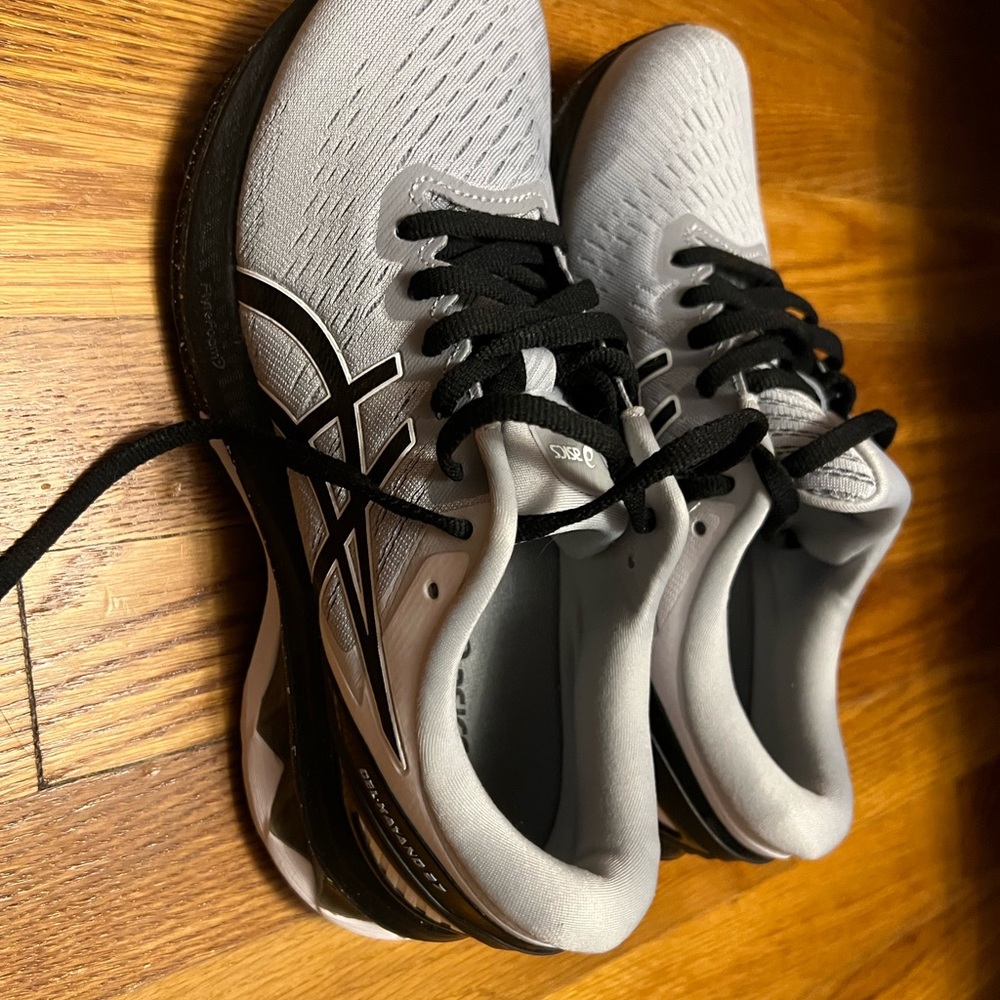 Asics tennis shoes size 7 1/2